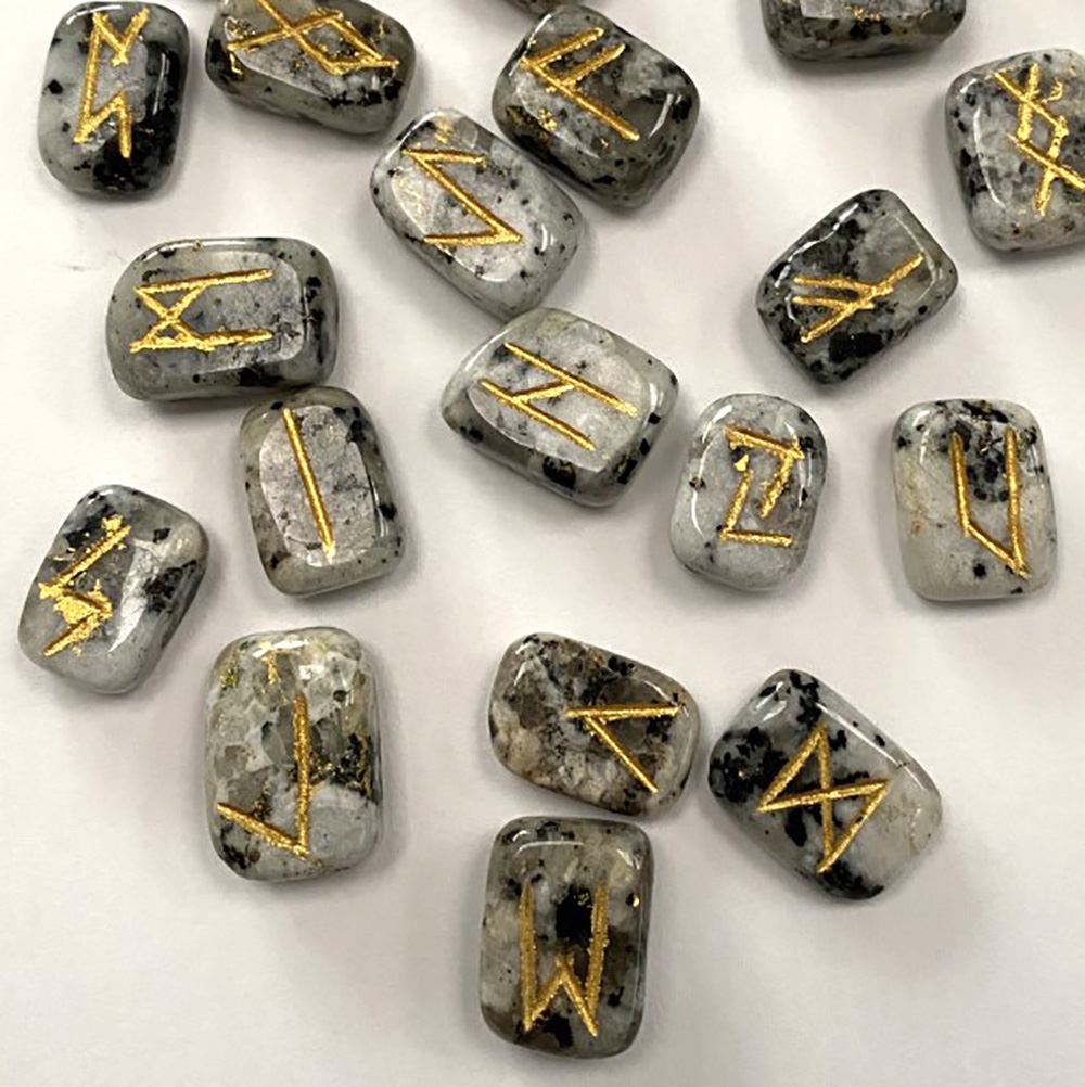 Rune Set with Pouch, 1-2cm